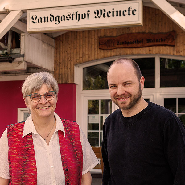 Silvia Meincke mit Sohn Marcel Meincke vor den Hoteleingang