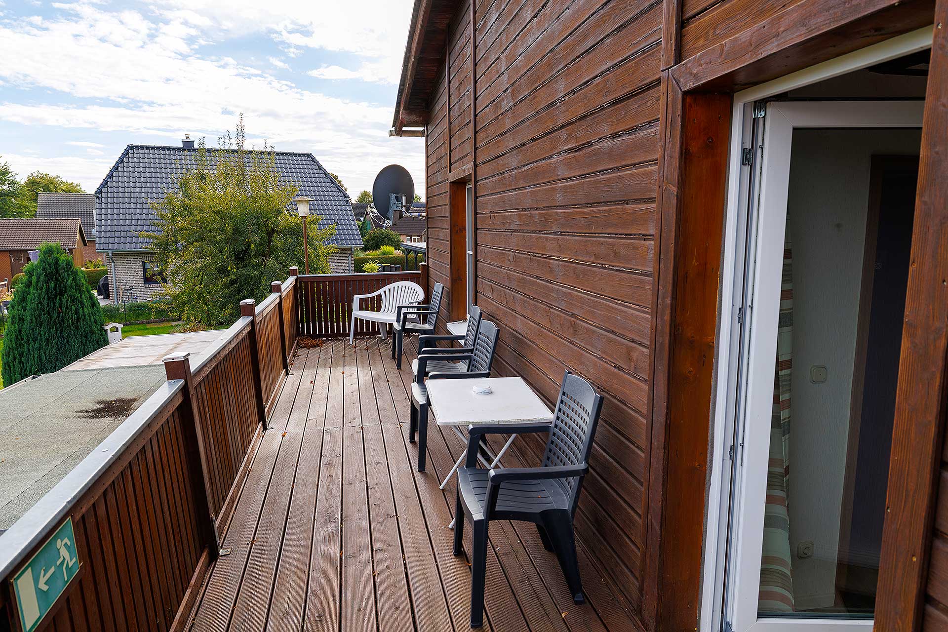 Hotelbalkon mit Blick im Garten