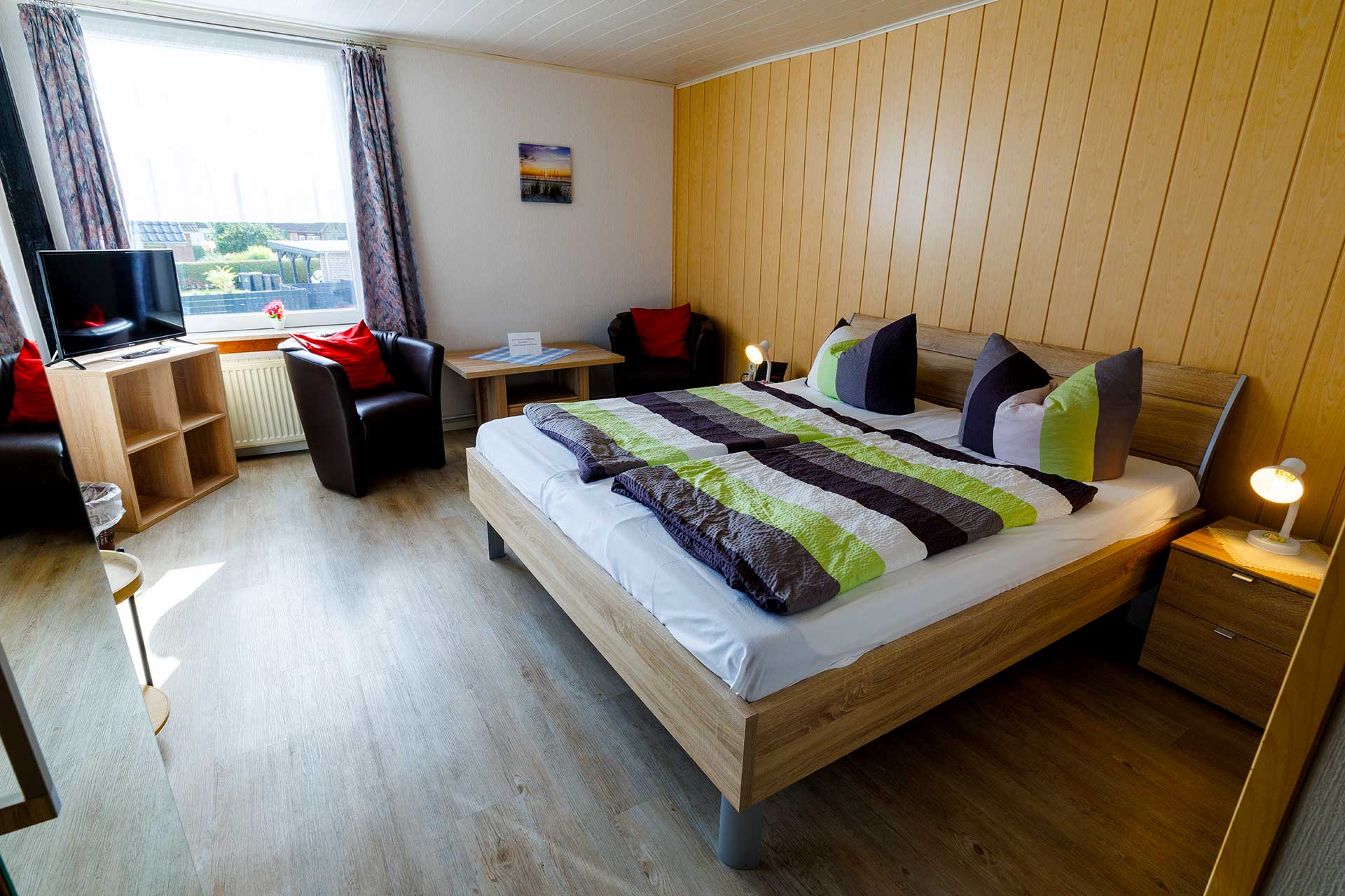 Doppelzimmer mit Sitzecke und Gartenblick