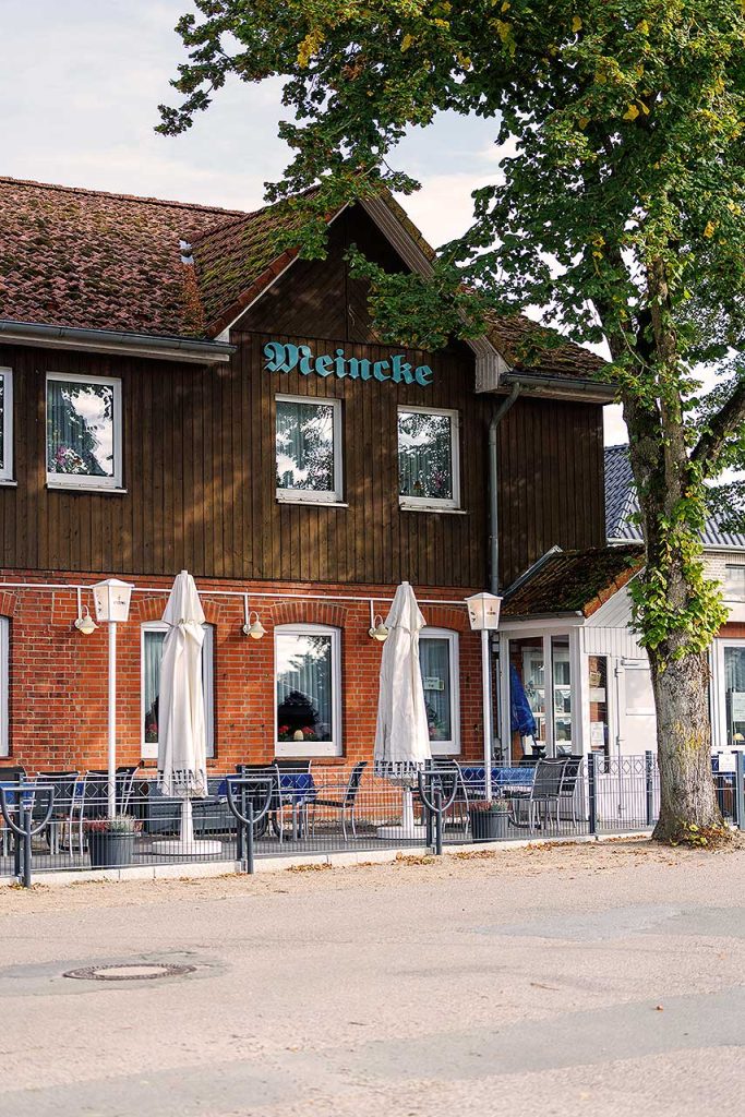 Landgasthof Meincke - Restaurant-Eingang und Biergarten